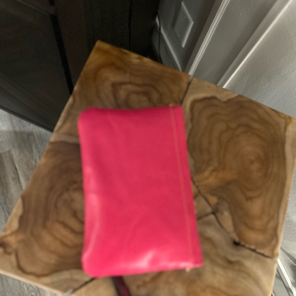 💗Dooney and Bourke fold over crossbody in FUCHSIA💗 - Picture 4 of 4